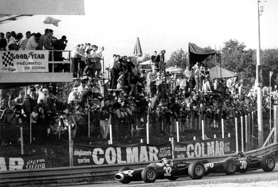 1965: Jackie Stewart precede in curva il compagno della BRM Graham Hill (Publifoto/Olycom)